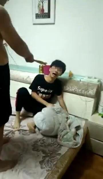 爸爸打孩子视频,揭秘爸爸打孩子视频事件