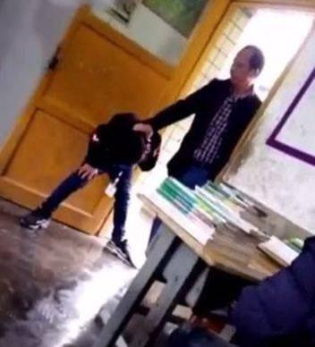 老师打手心视频,揭秘老师打手心背后的教育真相