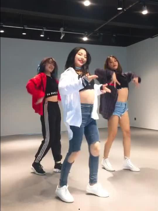 小姐姐跳舞视频,小姐姐热舞视频惊艳亮相