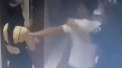 男摸女胸视频,男子公然抚摸女子胸部，引发社会热议