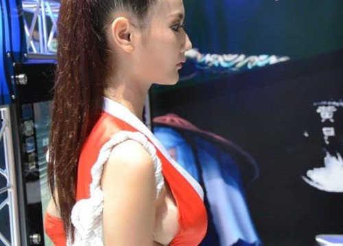 男摸女胸视频,男子公然抚摸女子胸部，引发社会热议