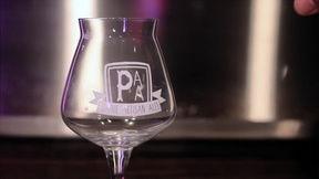 倒酒的视频,尽显优雅品味