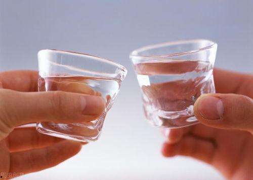 倒酒的视频,尽显优雅品味