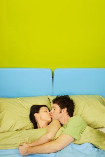 男女床上爱爱视频,揭秘男女床上爱爱视频的激情瞬间